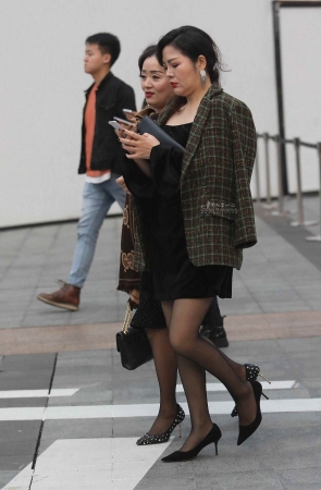 黑丝街拍高跟shufu