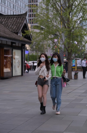 清秀的热裤美眉