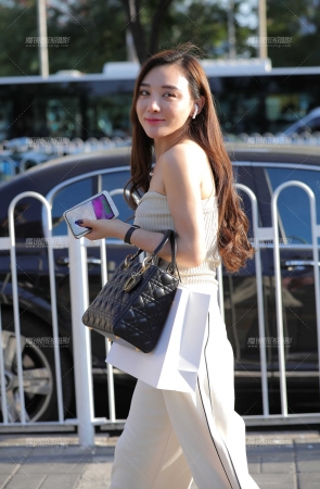 很薄的白裤美女