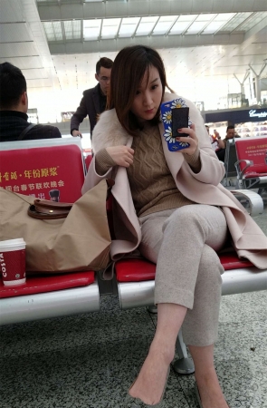 高铁站拍摄短发白肤漂亮美少妇