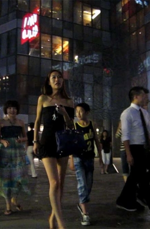 黑夜中的长腿美女