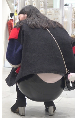 商场里的黑皮裤美女