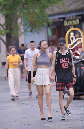 街拍白短裙眼镜妹
