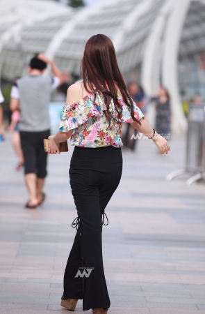 开衩紧身裤，凉鞋