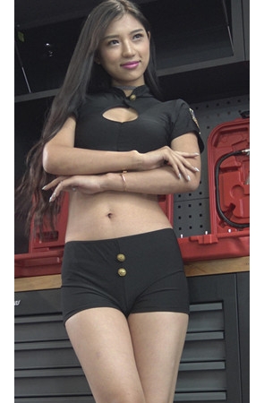 性感的长发黑色紧身小短裤美女