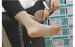 4k-鞋店内试鞋的两位超美丽玉足少f