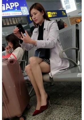 4K – 大长腿高跟美姐候车室里玩自拍 [740 MB/MP4]