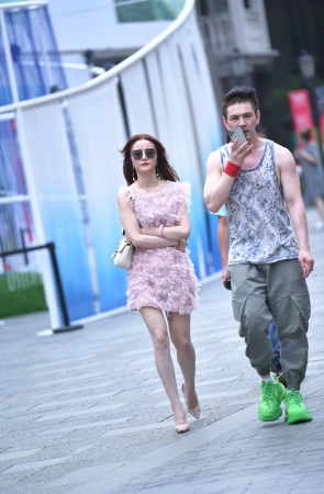 漂亮的墨镜妹子