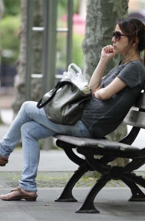 No361 黑超美女长椅小憩