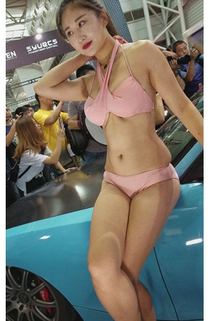 车展上的粉色比基尼美女