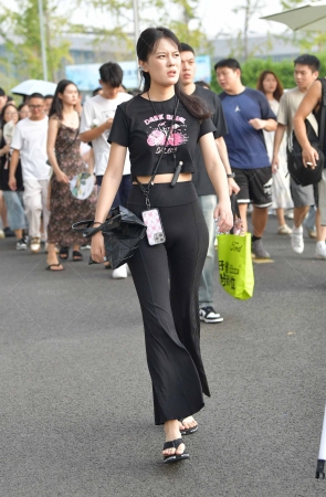 2491-12=56√冰丝紧身裤，大户人家～ 13P