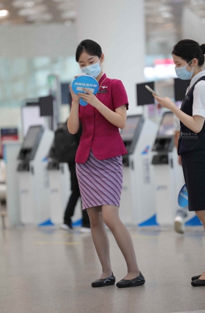 【街拍心灵】空乘灰丝制服街拍美腿