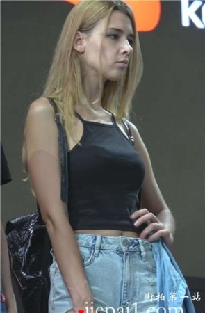 4k-长腿高挑好身材的破洞牛仔热裤外国妞