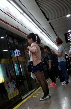 4k-地铁站台上的极品黑丝袜美腿美女