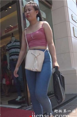 4k-超级肥臀紧身蓝牛粉色背心美少F [1.65 GB]