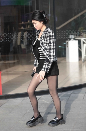 诱惑黑丝街拍少妇-17P