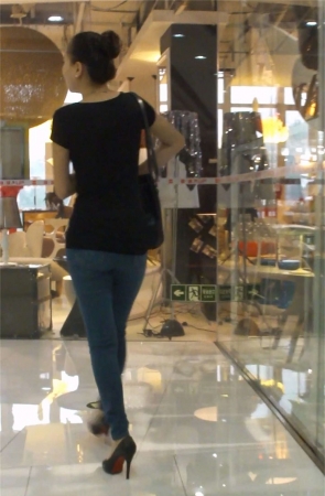 紧身牛仔裤秀出S型身材