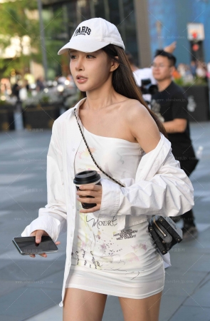 25515-5=61√包臀裙美腿小姐姐 9P