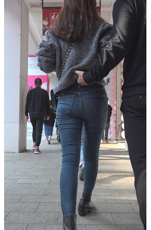 牛仔紧身小姐姐