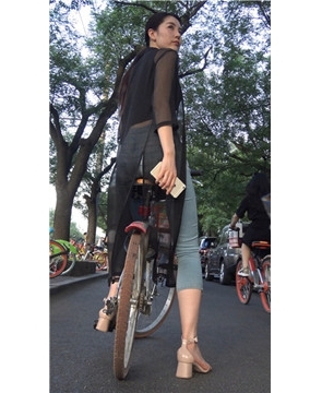 4k超清，紧身牛仔高挑长腿女神姐姐骑共享单车[1.36 GB]