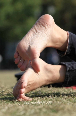 街拍火辣身材靓妹