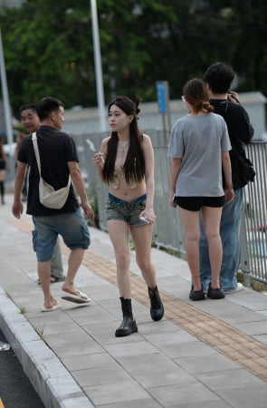 夏日大露背女生