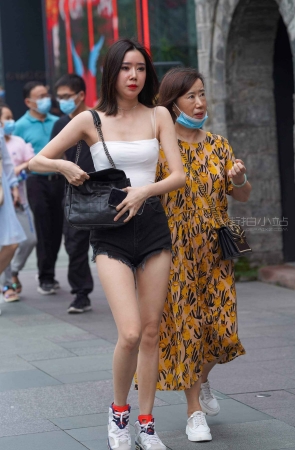 清凉小姐姐~这腿真白