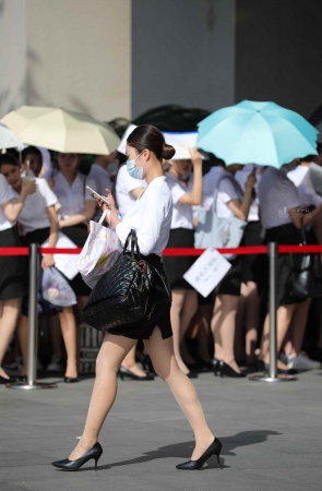 【街拍心灵】空乘小姐姐肉丝街拍高跟美腿去面试
