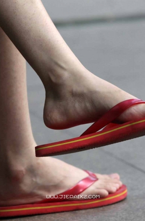 街拍长椅上瘦小的人字拖美眉