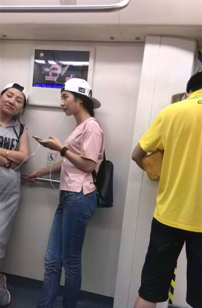 地铁拍摄蓝色紧身牛仔裤小妹