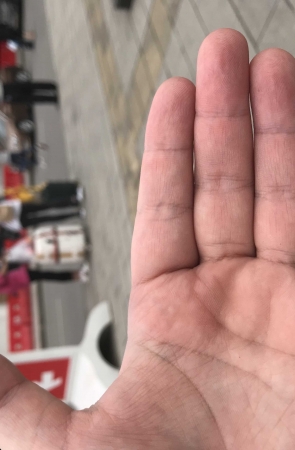 小黄帽美眉的灰色紧身裤