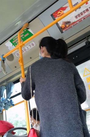 长线衫光腿长腿美眉