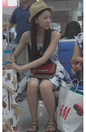 戴帽子的苗条小妹