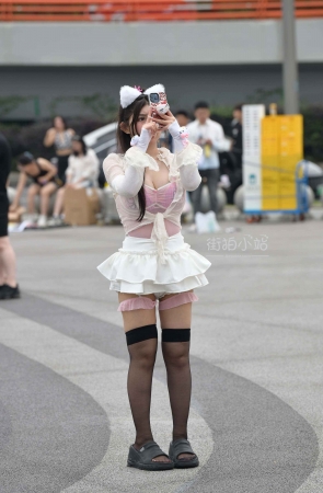 丰满性感可爱女生