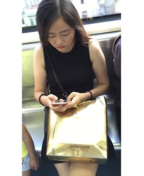 地铁上偶遇文静甜美的尖嘴高跟鞋美腿女神姐姐