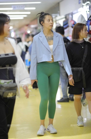 逛地下街买衣服的紧身裤小姐姐