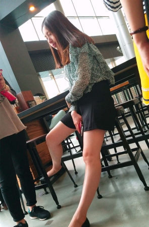 超短裙子美女腿很白