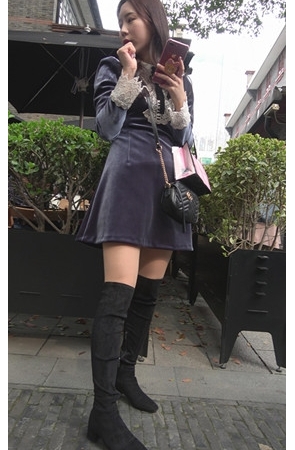 黑色高靴连体裙美女[1.74G/MP4]