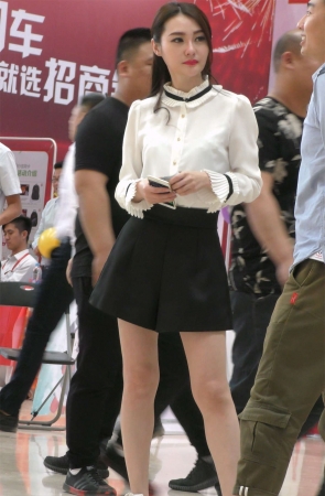 文静甜美车展漂亮嫩模