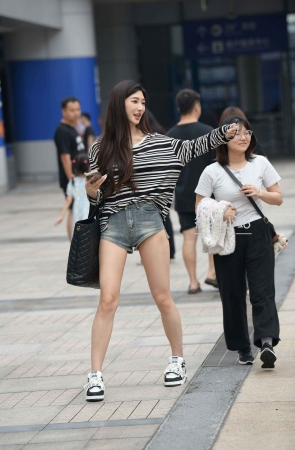 夏日热裤小姐姐，凉快，春光….