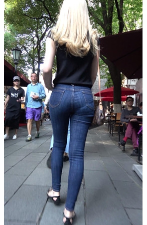 牛仔裤黄发美女