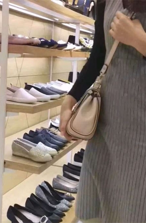 我最喜欢的情形 鞋店换丝袜