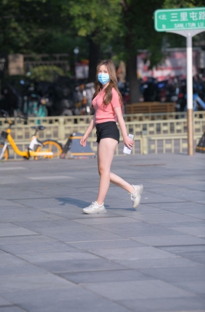 黑色短裤月牙妹子