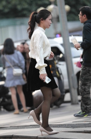 诱惑黑丝街拍高跟少妇-14P