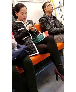 4k-地铁上的超性感黑丝街拍美腿姐姐