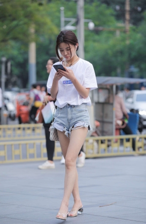 摄神街拍作品 – 这热裤看得我热血沸腾