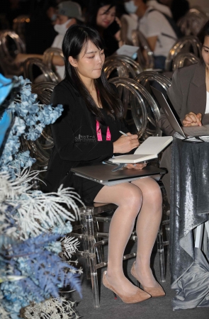 【街拍心灵】医美销 售街拍肉丝高跟美腿