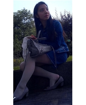 花坛边坐着的美腿小美女，肉丝哦。