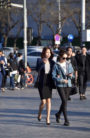 包臀裙高跟女子