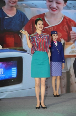 【街拍心灵】网红空姐貌美高挑肉丝高跟街拍美腿